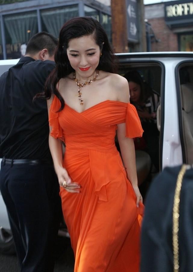 BiuVogue|曾黎的无修图看着好嫩，虽然穿的很浮夸，但是一点都不奇怪