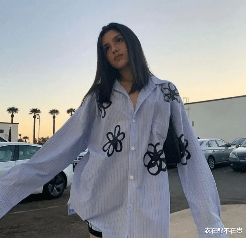 衣在配不在贵|超模吕燕穿衬衫出游，外籍富豪老公一脸胡渣，混血儿子也难得露脸