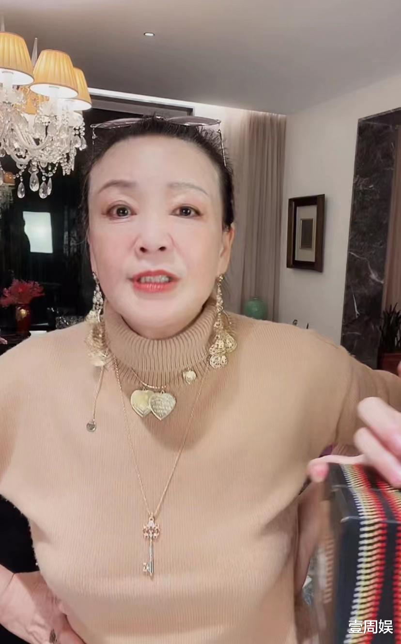 汪小菲|汪小菲母亲在直播间卖酒,网友提到小S,她瞬间就爆发了!