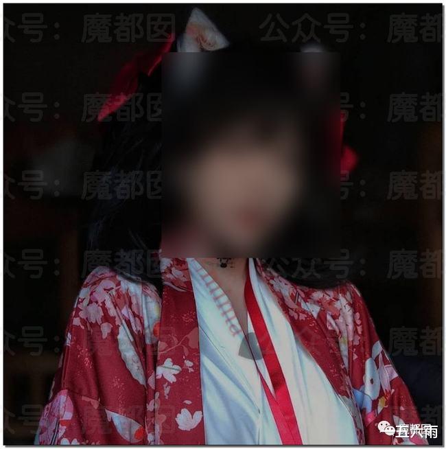 漫展|低俗！漫展女coser撲陌生男生身上扭動和吸手指引發熱議