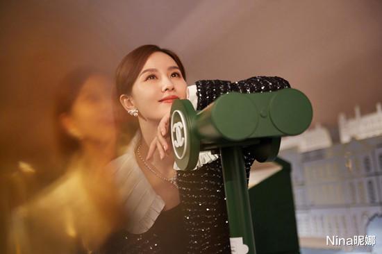 张姝|香奈儿不难穿！165cm刘诗诗把上万露肩毛衣穿成九头身，窄腰腿长真窈窕