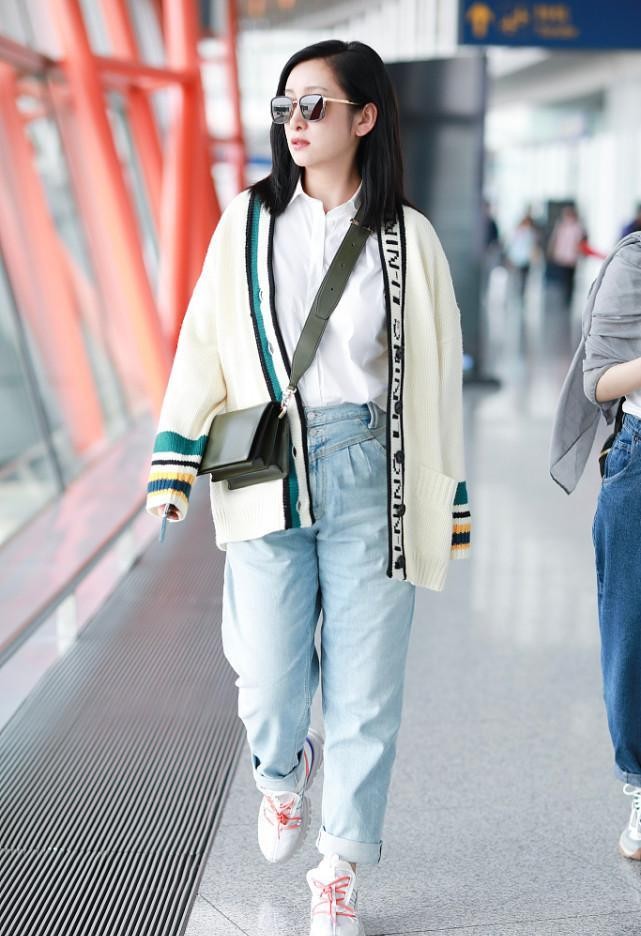 秦海璐|秦海璐私下里挺会穿的，针织衫配牛仔裤，看着很有学生感