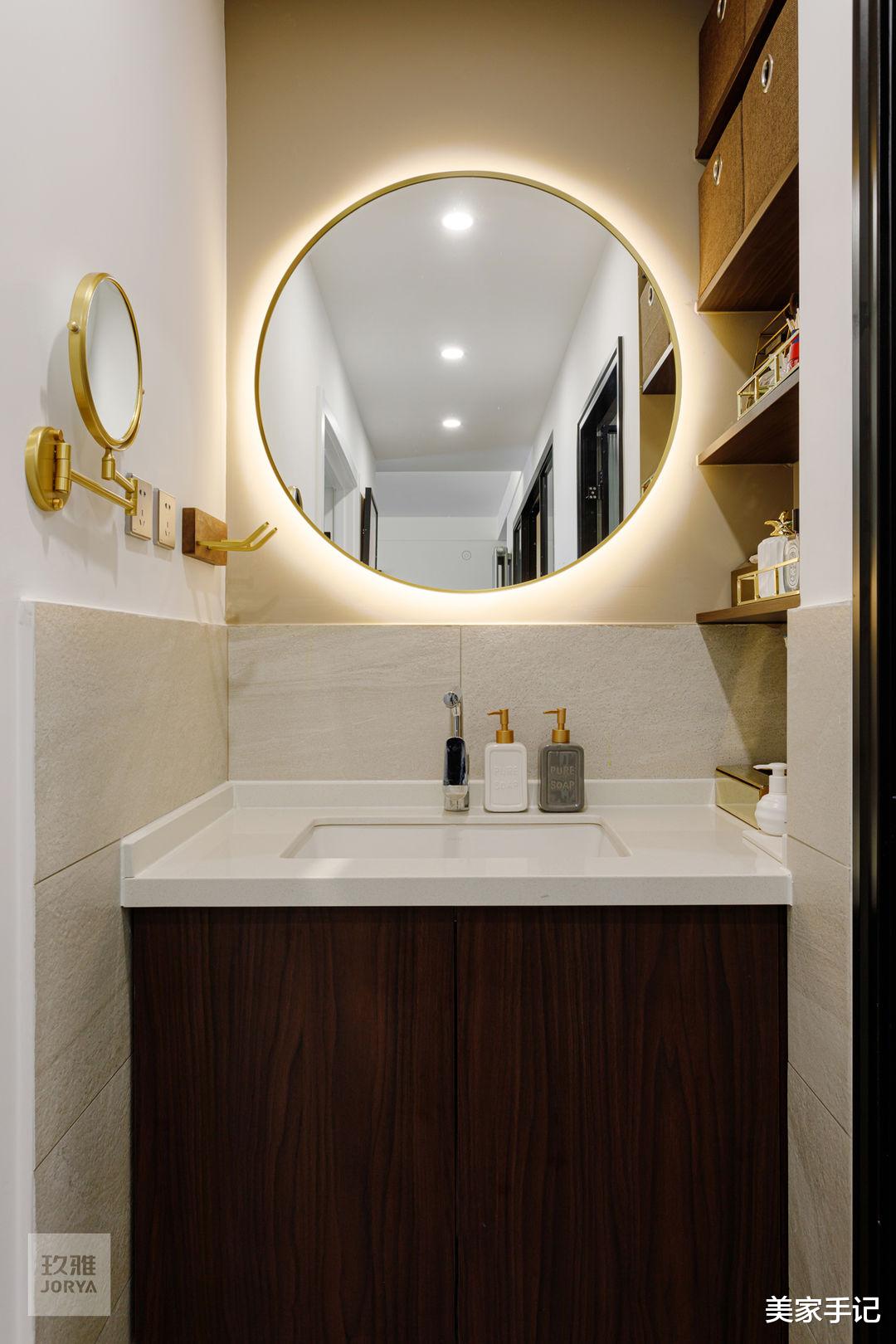 北京夫妻56㎡的家,因坚持舍弃客厅“老三样”而走红,不要沙发、茶几太香了