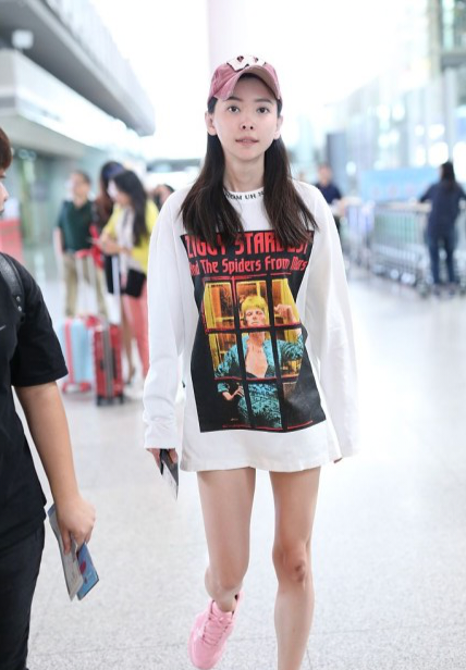 卷发|于文文剪短发更时髦了，把卫衣当裙子玩下衣失踪，秀出长腿太抢眼