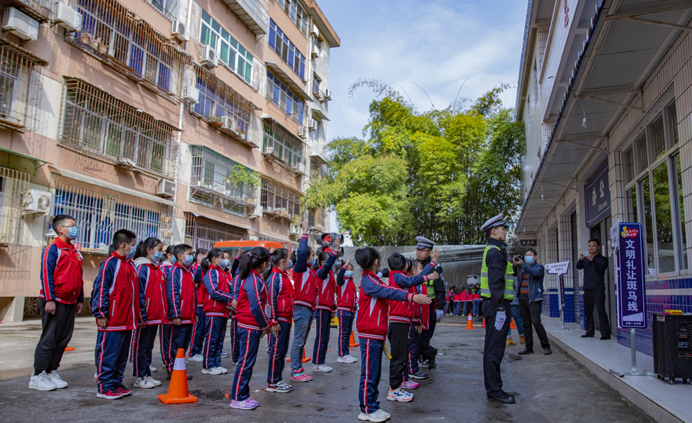 爱上汉中 小“宝贝”探警营 快乐拥抱文明交通