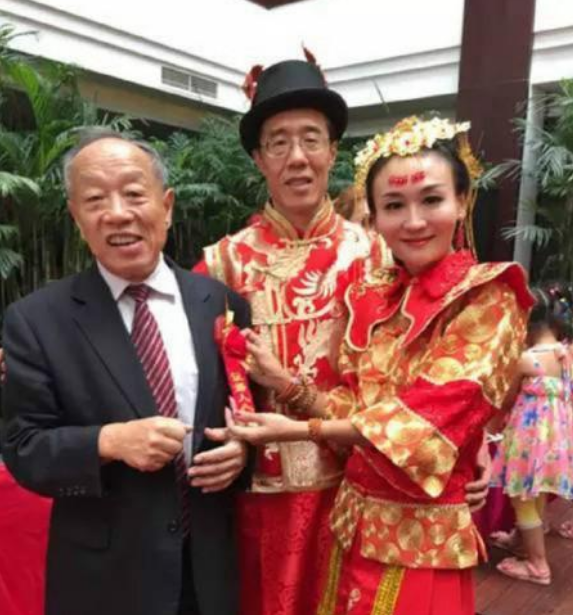 央视|辞职央视嫁美国富豪，1包卫生巾用1年，饿成皮包骨却仍不离婚