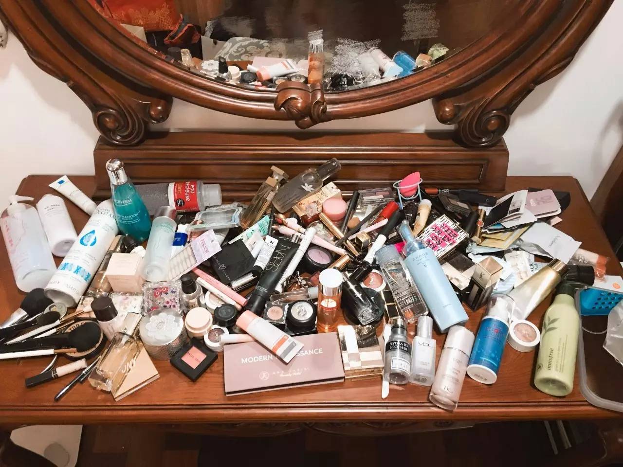 越来越多人卧室不放梳妆台了，当下时兴这样“做”，比梳妆台实用