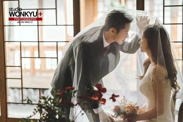 宿舍|韩国爱豆偷偷谈恋爱？赶行程时碰胳膊肘对暗号，偷溜出宿舍约会却被公司抓包