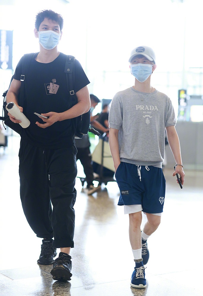 一街拍|郭敬明罕见现身，全程手揣兜装酷，与助理同框像小矮人