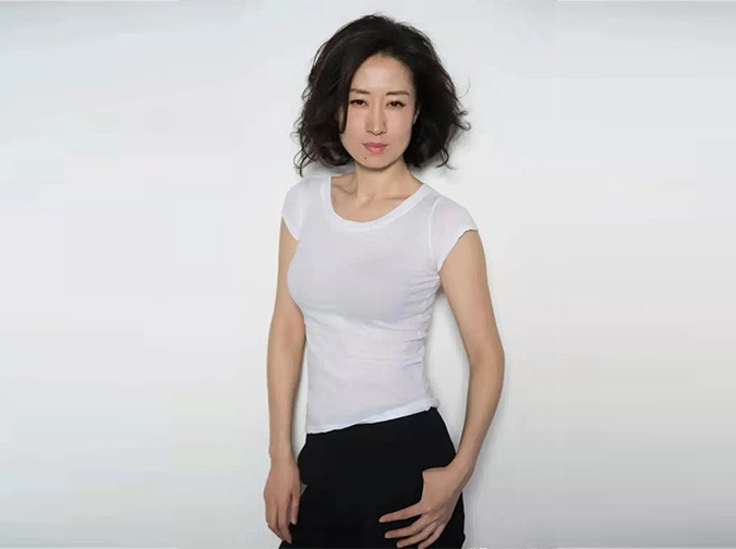 劉敏濤穿緊身白色T恤拍大片，頭發蓬松全程素顏，盡顯成熟知性美-圖2