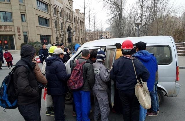 工人|14亿人口面临招工难？既然到了用工荒，老板为何就不给工人涨工资