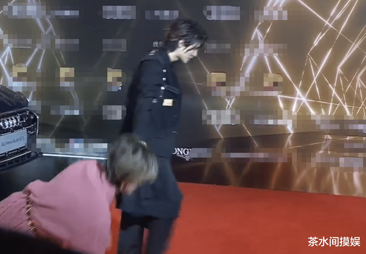 娄艺潇|明星红毯抢镜花招多：有人脱手套秀美甲，有人捧碗走红毯