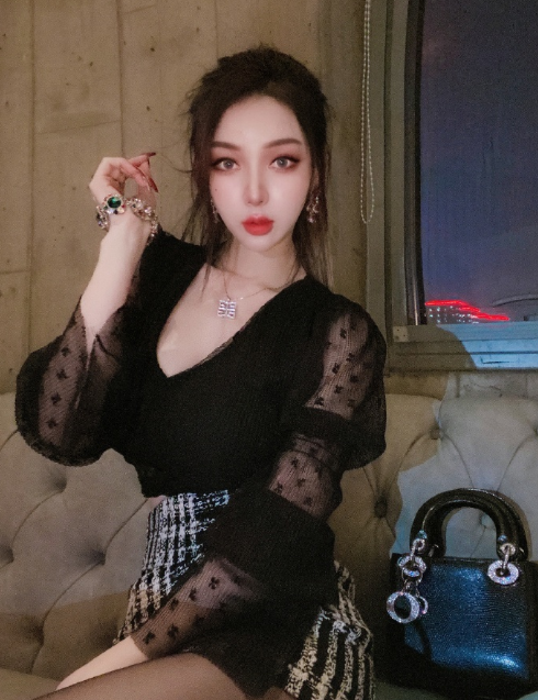 发型|郭美美做新发型摆拍堪比时尚大片,面部精致不自然,像个洋娃娃