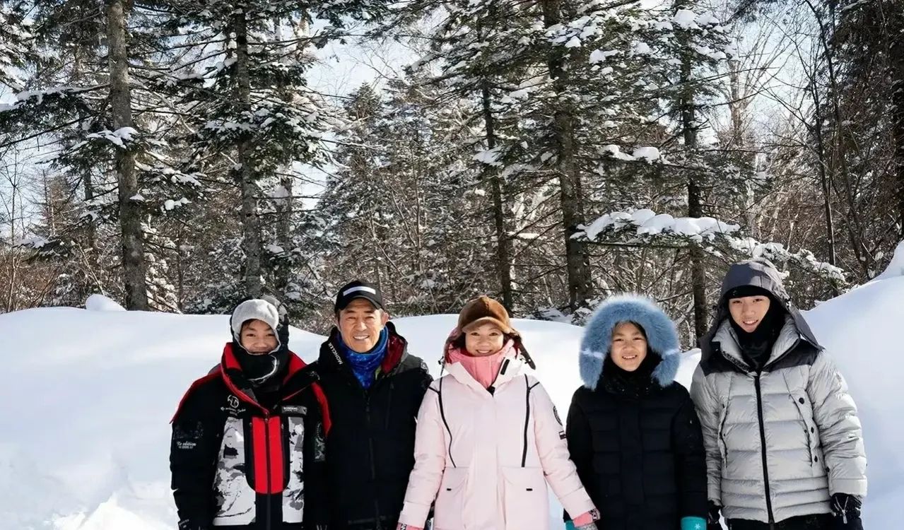陈婷|张艺谋一家雪地畅游，陈婷穿粉羽绒显年轻，儿子颜值高女儿显黑