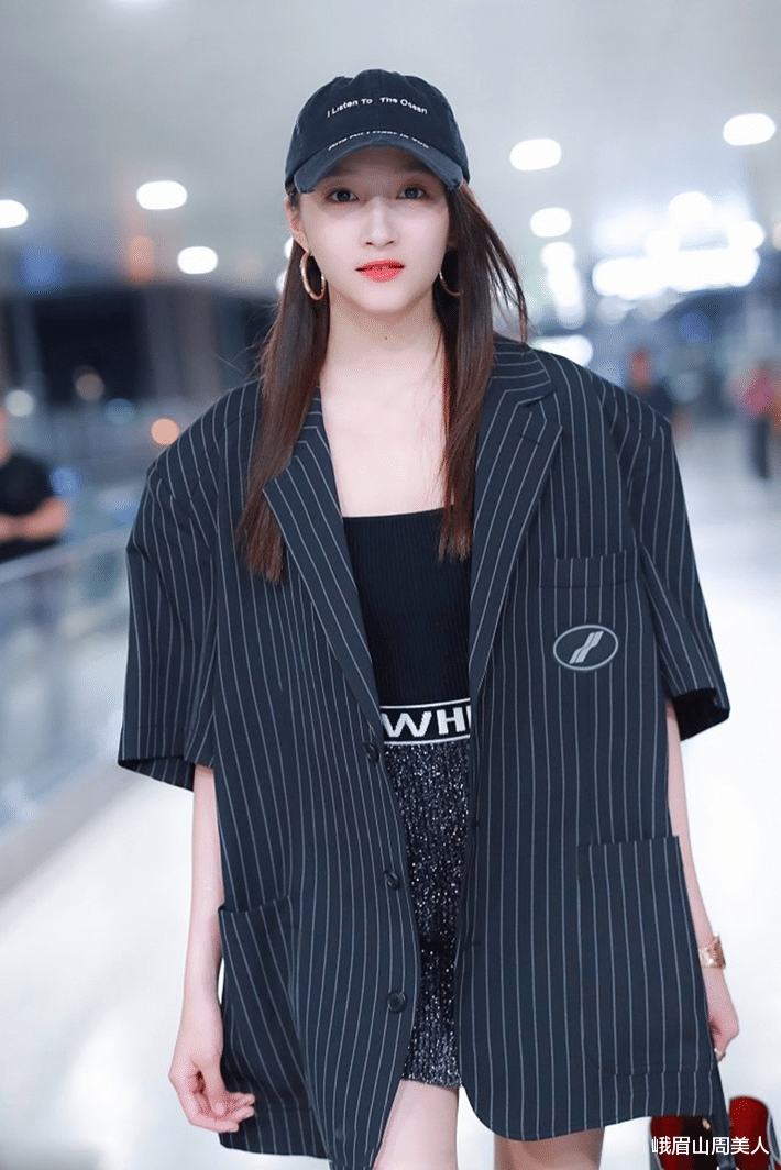 关晓彤|?关晓彤终于长大了，穿红色吊带长裙秀事业线，大长腿超吸睛