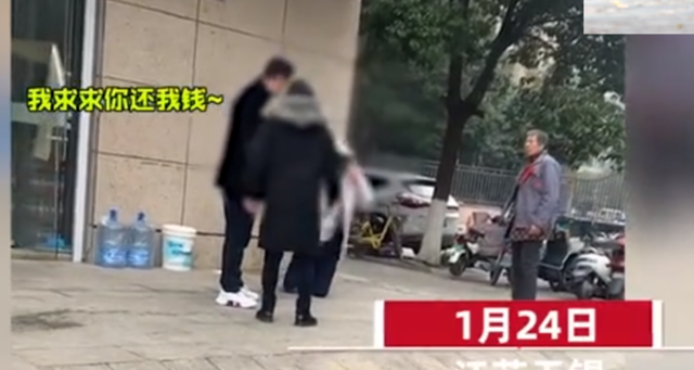 金花的信息 “求求你还我钱”！江苏一男子当街下跪磕头要钱，自扇耳光