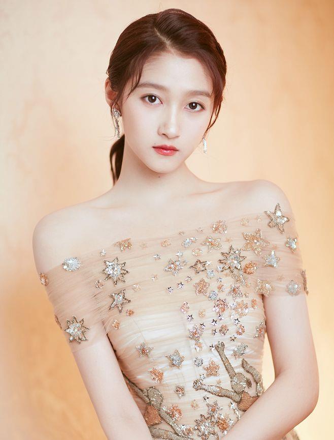 卷发 判断一个人的颜值是否高，主要看这四点，全中的人颜值不会低