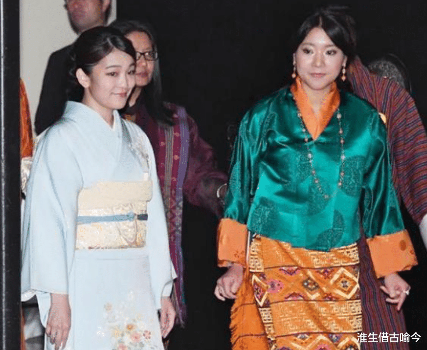 直发|不丹王后不梳直发,把头发盘起更迷人,被粉嫩娇羞的小姑子抢风头