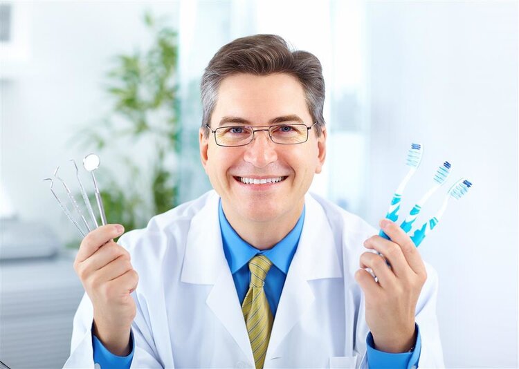 NANA谈健康|导致牙龈萎缩的7个原因，现在改正过来，老了依然有一口好牙