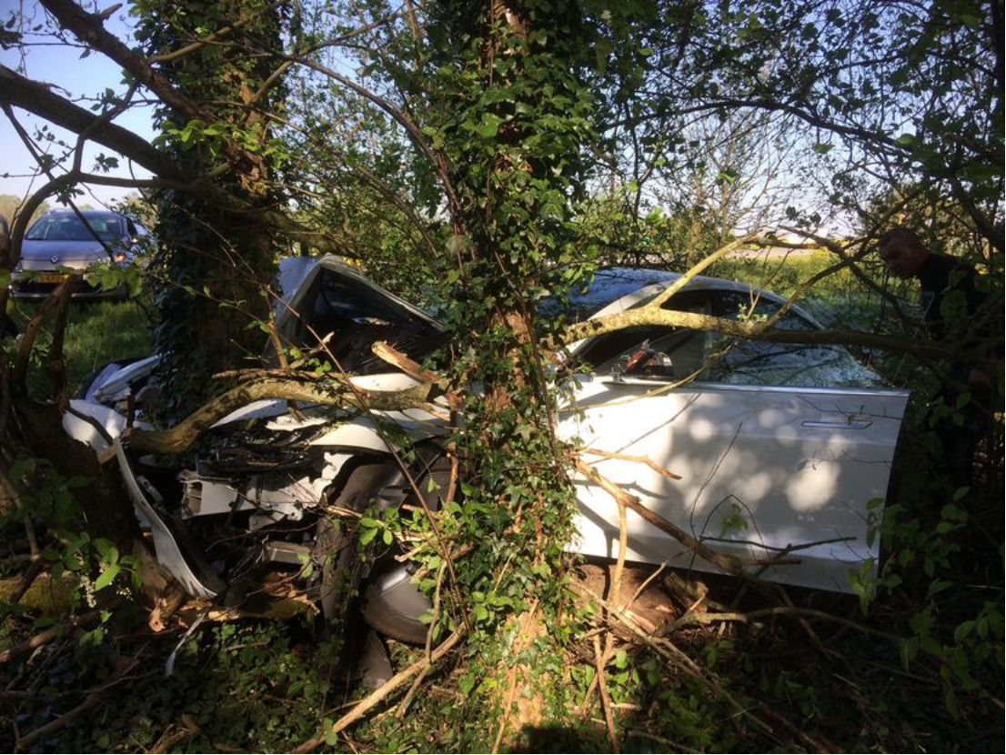 伊隆·马斯克 车主感谢马斯克！特斯拉Model3翻覆撞毁人没事