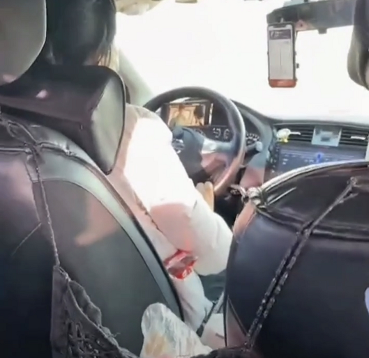 社会侦探员 女网约车司机边开车边追剧，乘客看得心惊胆跳，网友却发现了猫腻