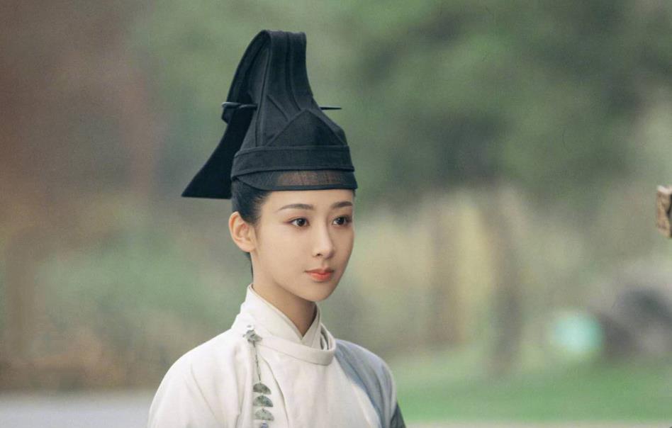 迪丽热巴|迪丽热巴一天官宣两个好消息，杨紫的剧被撤出暑假档，连惨两年