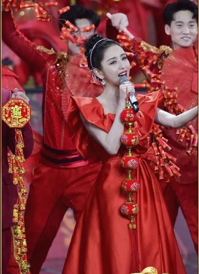 周冬雨|关晓彤手链16万，周冬雨耳环15万，都比不过佟丽娅的小巧配饰