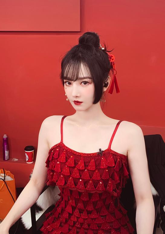 x光|陈小纭为秀身材，上衣用几片“树叶”遮挡，真怕一阵风吹来全散了