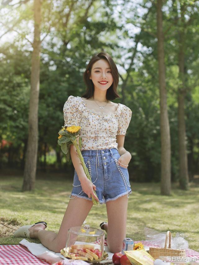 每日搭配指南|夏天穿短袖怎么搭才更好看？教你3个思路，时髦减龄显高级
