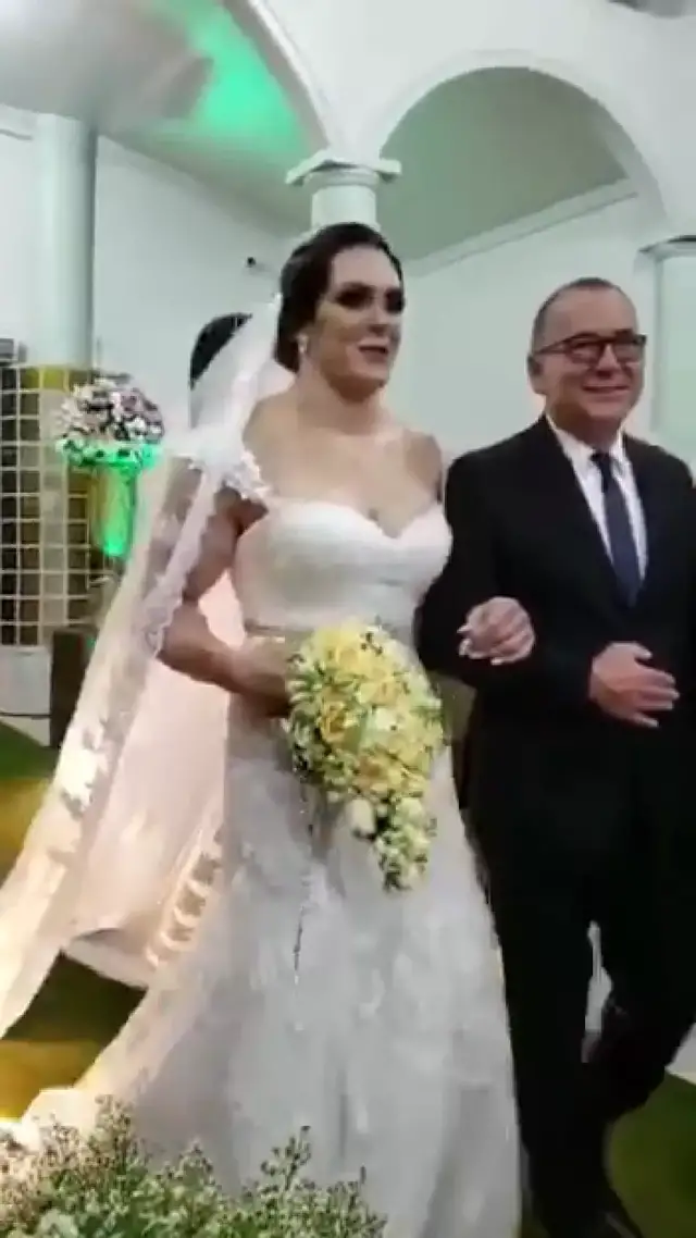 婚礼|肌肉新娘婚礼现场大秀身材，穿婚纱、踩高跟鞋硬拉180kg引发尖叫