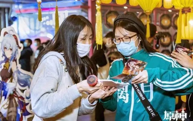 吴京|吴京在漫展中成为了COS顶流，为了卖玩具卖COS，也太拼了