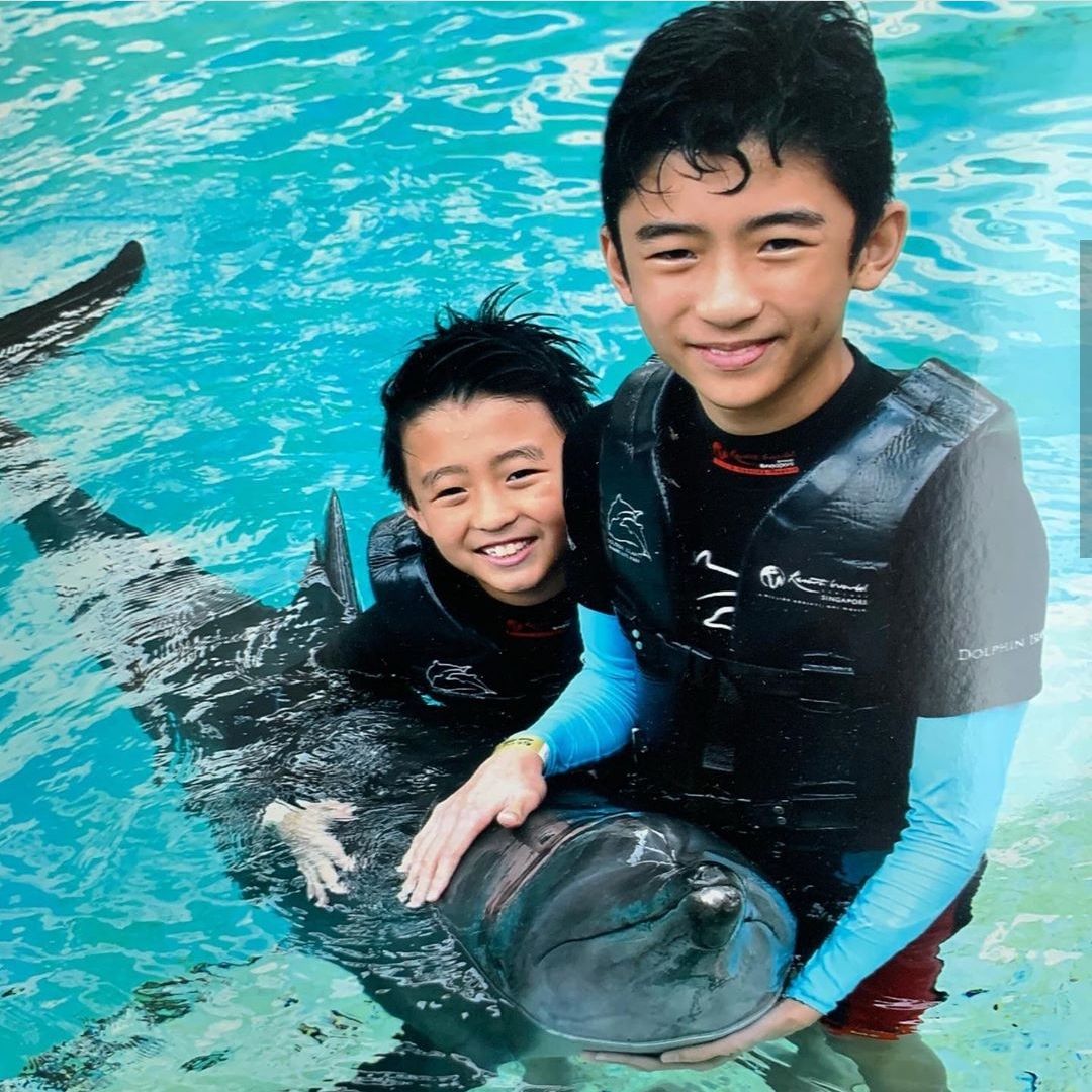 张柏芝|张柏芝陪次子打排球,自夸比他厉害,11岁小Q身姿矫健超帅气