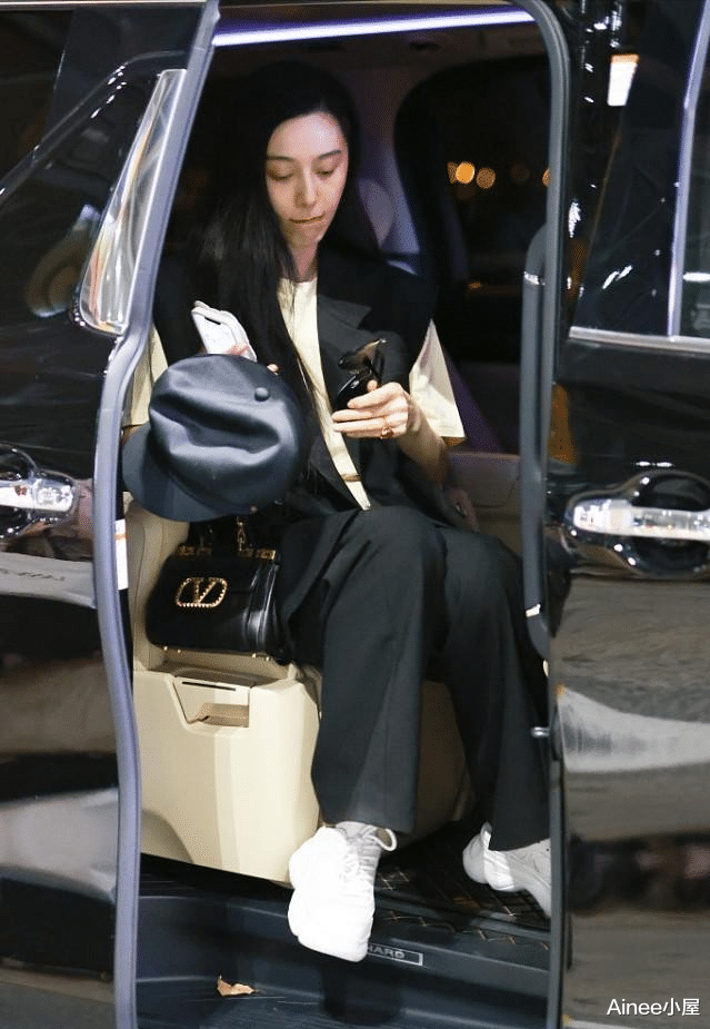 Ainee小屋 范冰冰的气场一点没变,马甲西装配黄T恤,看得出有女强人的风范