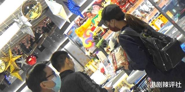 陈赫|痛失靠山工作不顺，40岁李施嬅感情稳定，和未婚夫逛超市默契十足