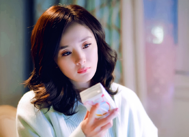 好物官|杨幂离婚后颜值“回春”，素颜无瑕疵却不靠整容，根本看不出33岁