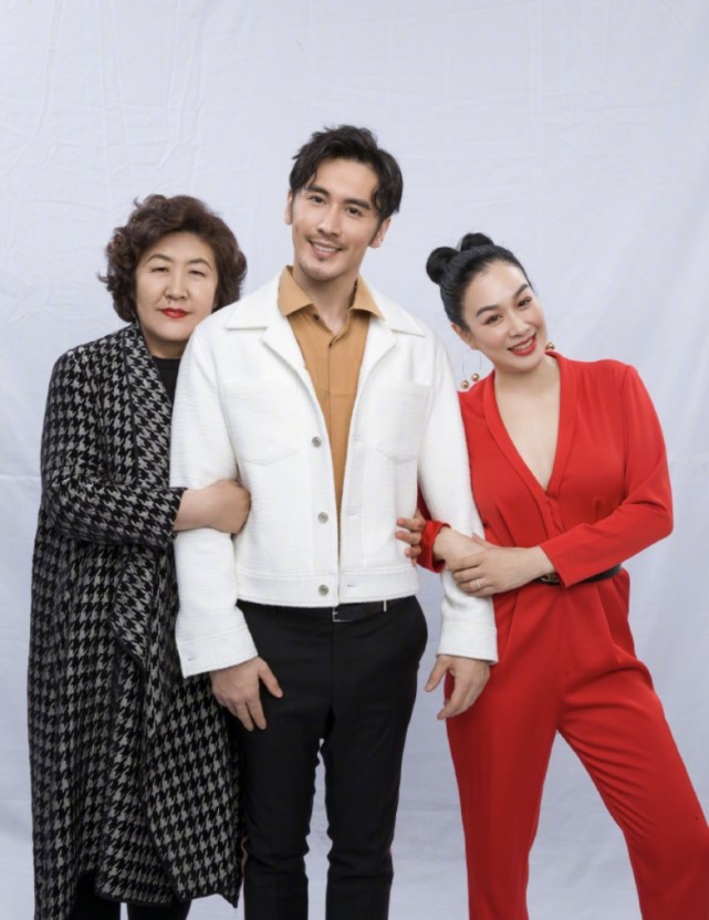 钟丽缇|50岁钟丽缇晒全家福水蛇腰抢镜，曾做试管婴儿，婚后5年却仍未能怀孕