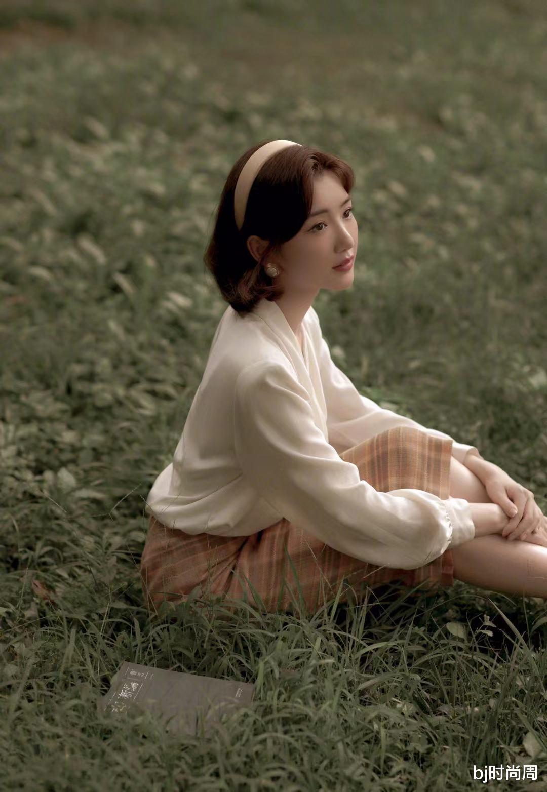 bj时尚周|老年版挂历风又开始流行了，忒喜欢毛晓彤这一身，美感很高