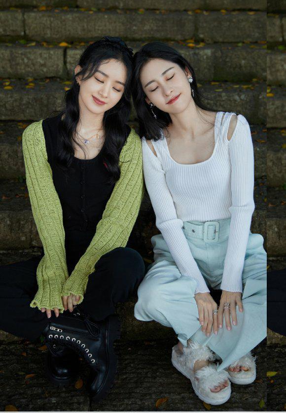 赵丽颖|必备单品！热巴的贝雷帽，赵丽颖的针织衫，吴宣仪的牛仔外套 。