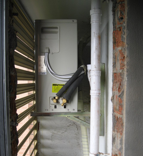 空调外机日晒雨淋,做个盖子就能延长使用寿命?来听听师傅怎么说