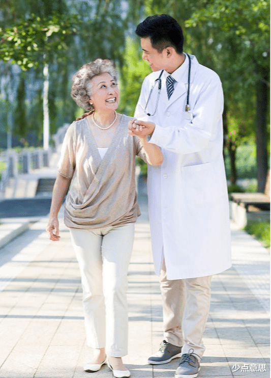 少点意思 河南:老太太摔倒10分钟没人敢扶,路人:最好先拍个视频