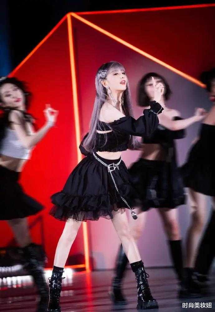 佟丽娅|佟丽娅离婚后风格大变，染灰紫色长发配女团造型，美得差点认不出