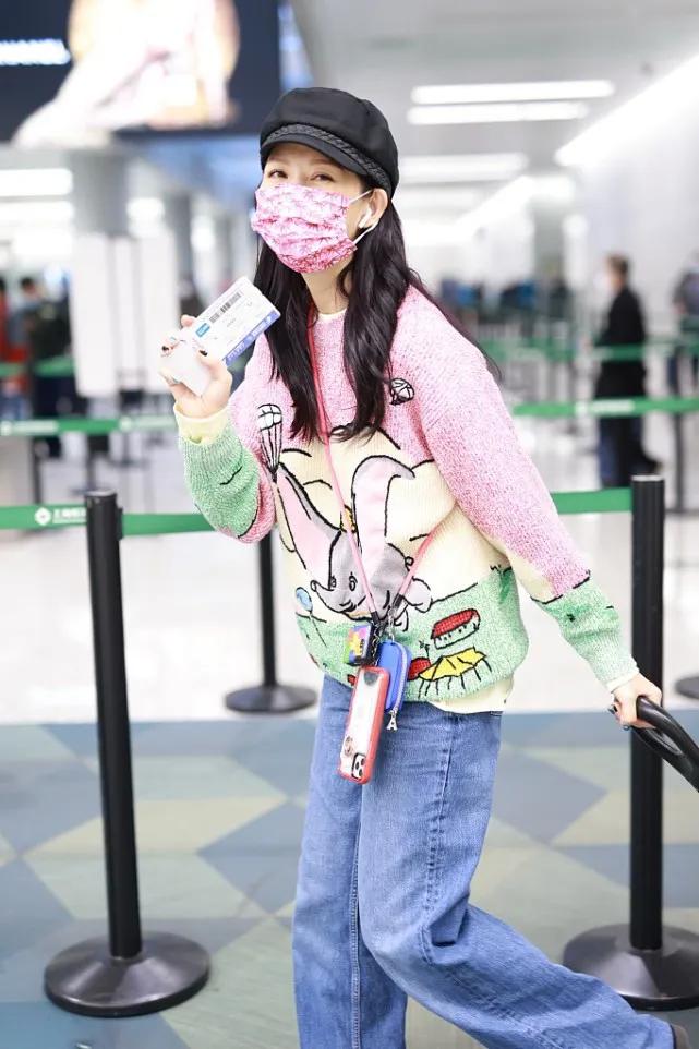 蔡少芬|蔡少芬带三娃出行好操心,2岁儿子坐婴儿车超酷,俩女儿乖巧懂事