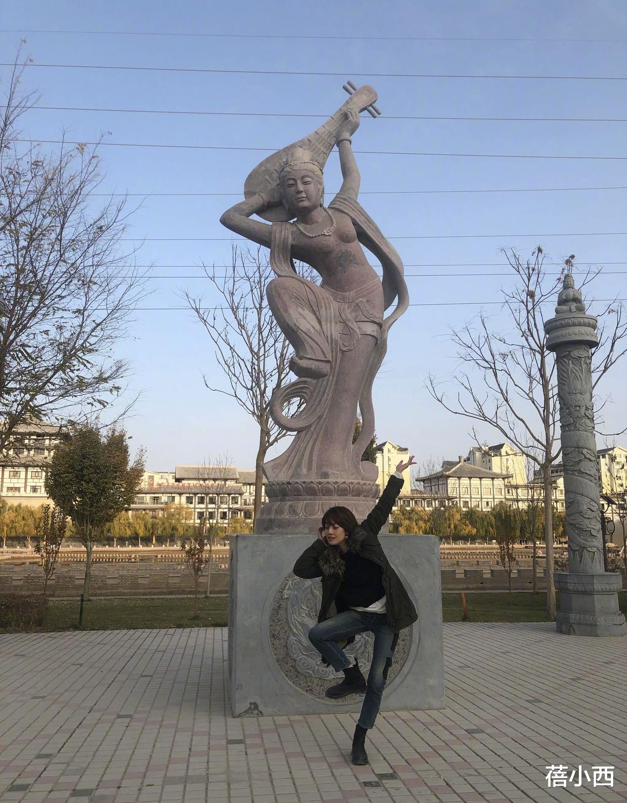 马伊琍|马伊琍这么穿好像换了副身材,抹胸连衣裙配短发,我给100个赞