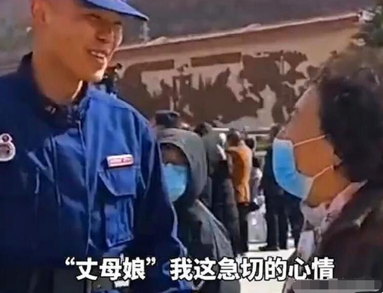 亚洲播报一姐 幸福来得太突然?“蓝朋友”执勤时意外收获,阿姨:“把我女儿嫁给你吧”