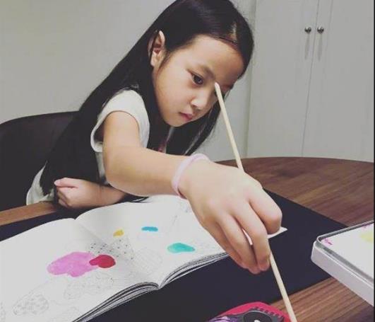 赵薇|港媒曝赵薇现身香港加油，面色苍白蓬头垢面，毫无往日明星艳光