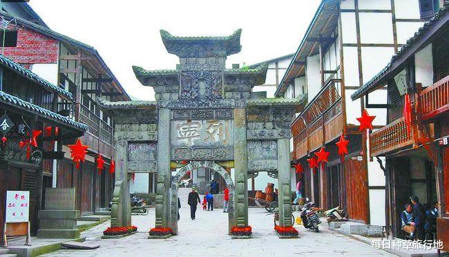 火车 继平乐古镇后,又一古镇走红,被誉“我国红色第一街”,值得打卡