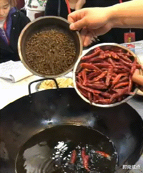 时尚炫点 “妹子睡觉把脚伸我这，要给她点教训吗？”