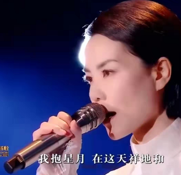 王菲|52岁王菲惊艳开唱！穿白裙尽显巨星范，谢霆锋刻意避嫌爱意藏不住