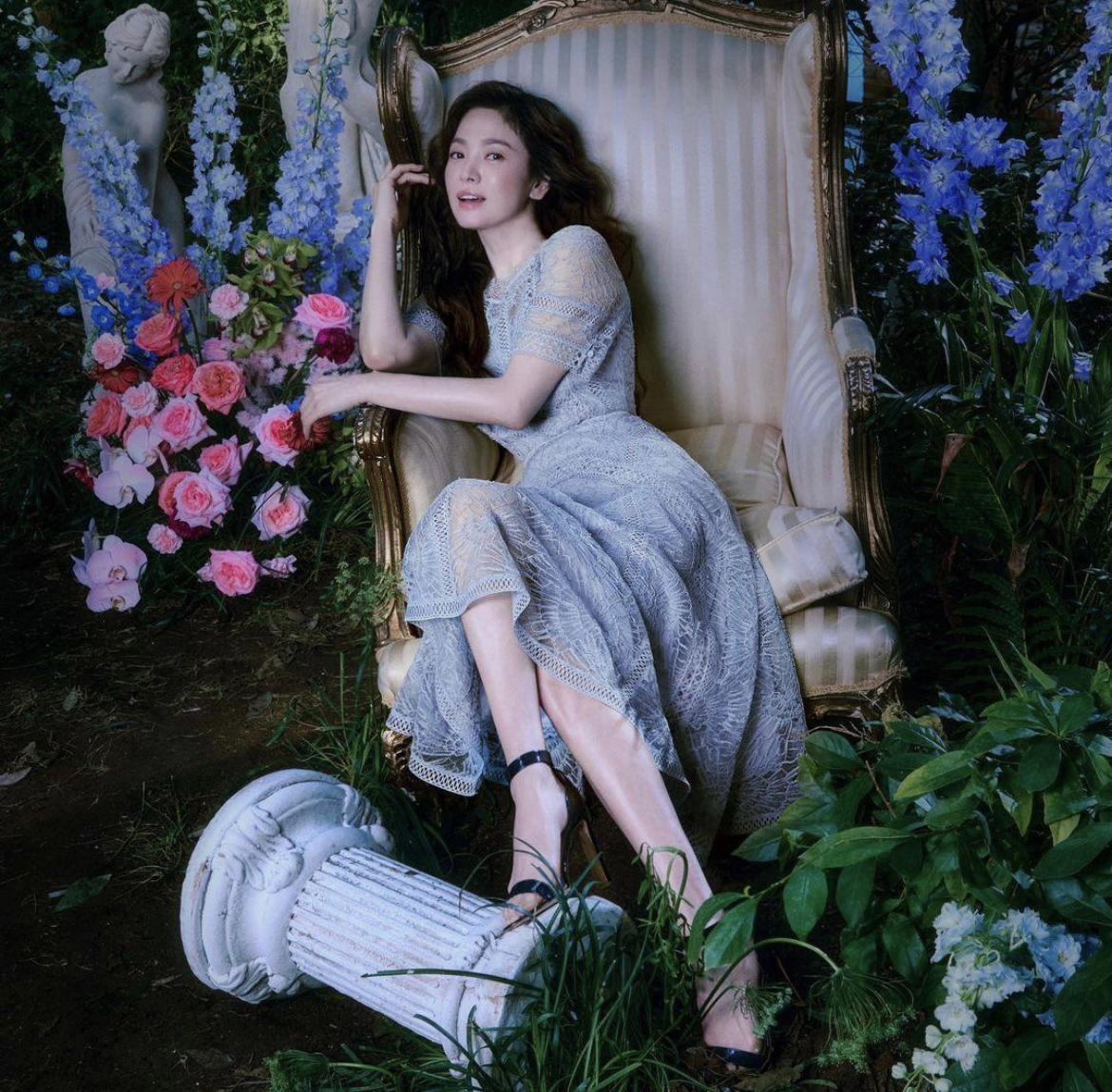 何有强|宋慧乔又“火”了,白色开叉上衣配牛仔短裤清新减龄,甜成邻家妹