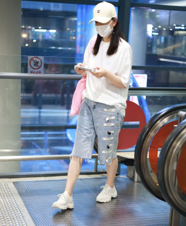 GD时尚爆|李小冉这气质无敌了,白T恤配牛仔裤,未施粉黛依旧美得清新脱俗